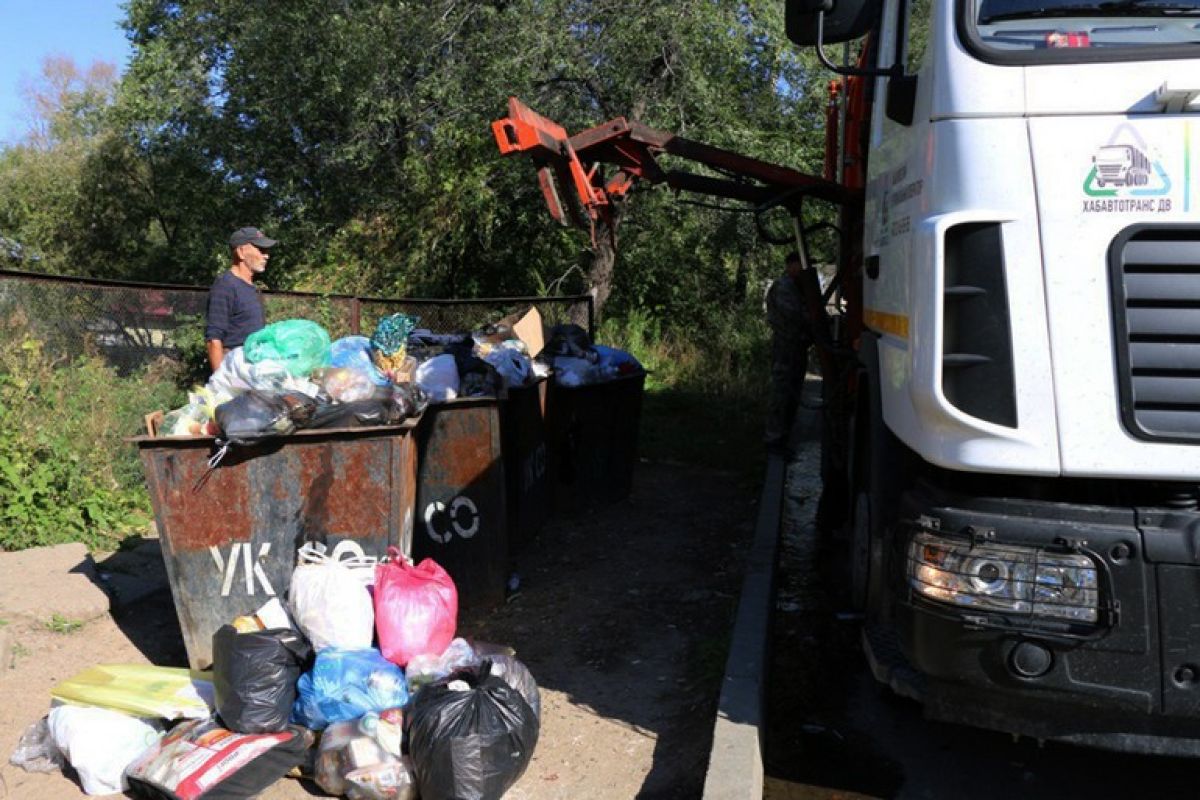 В Хабаровске приводят в порядок контейнерные площадки