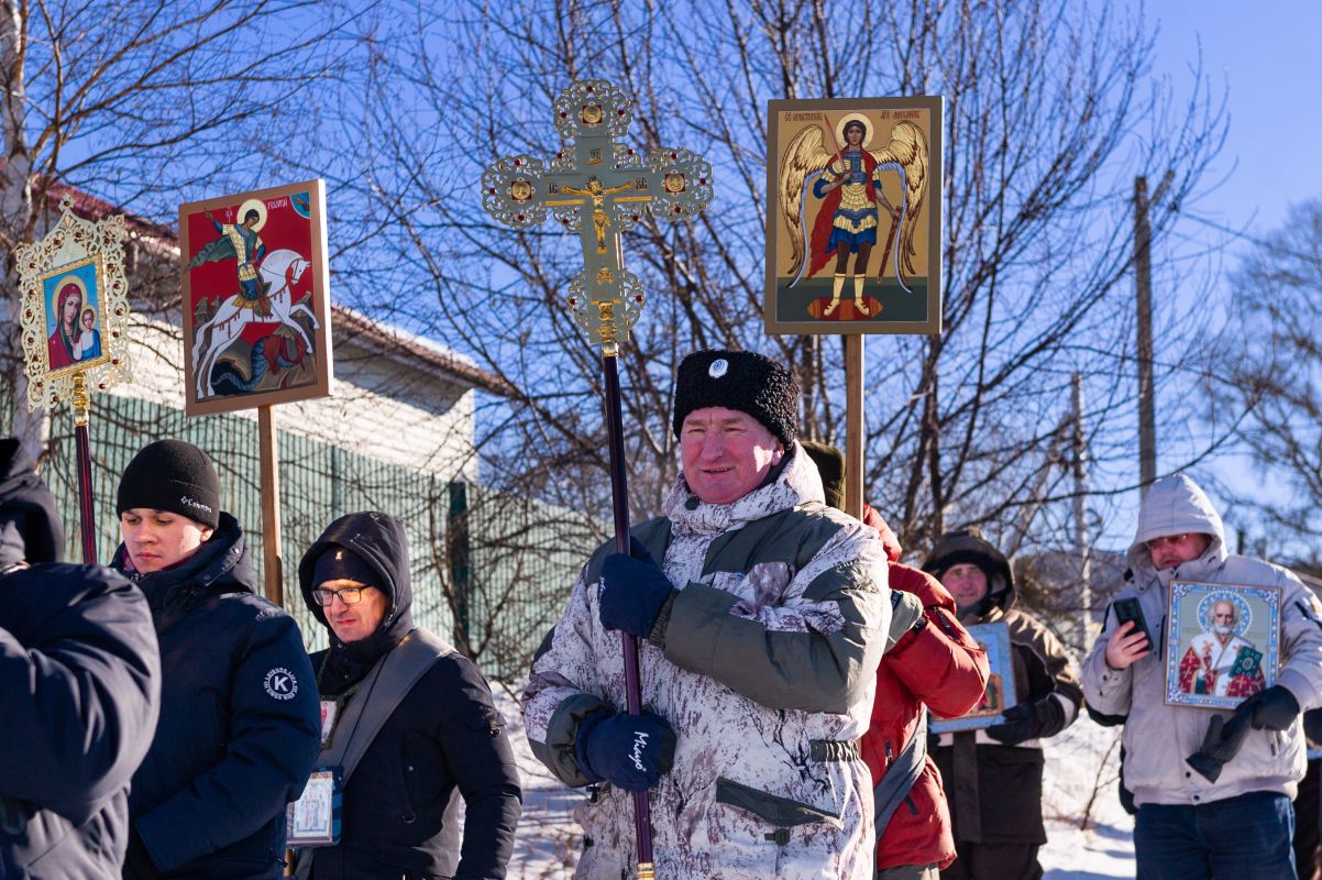 Согревала любовь: верующие хабаровчане прошли крестным ходом по льду реки Уссури