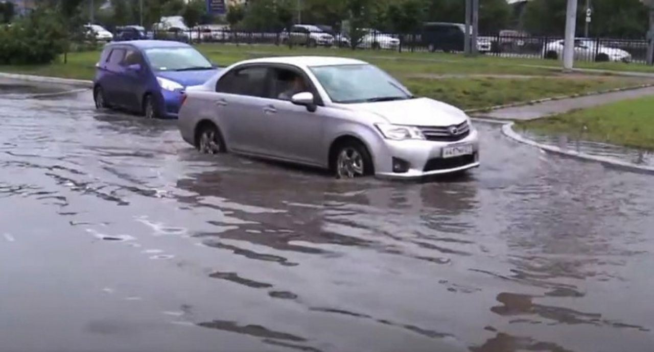 Почему ливнёвки в Хабаровске «не вывозят» потоки воды?