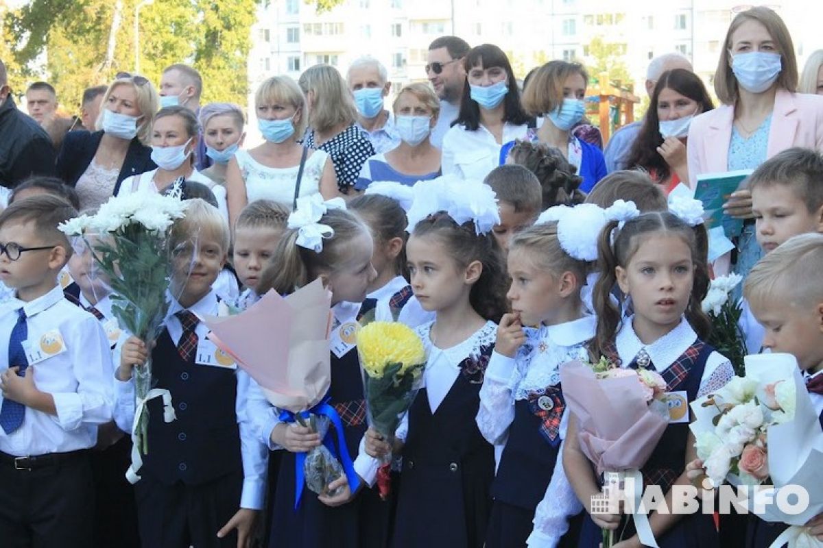 Флаг, гимн и математика - каким будет новый учебный год в хабаровских школах