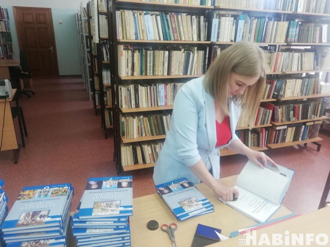 Тонны знаний: хабаровские школы получат новые учебники