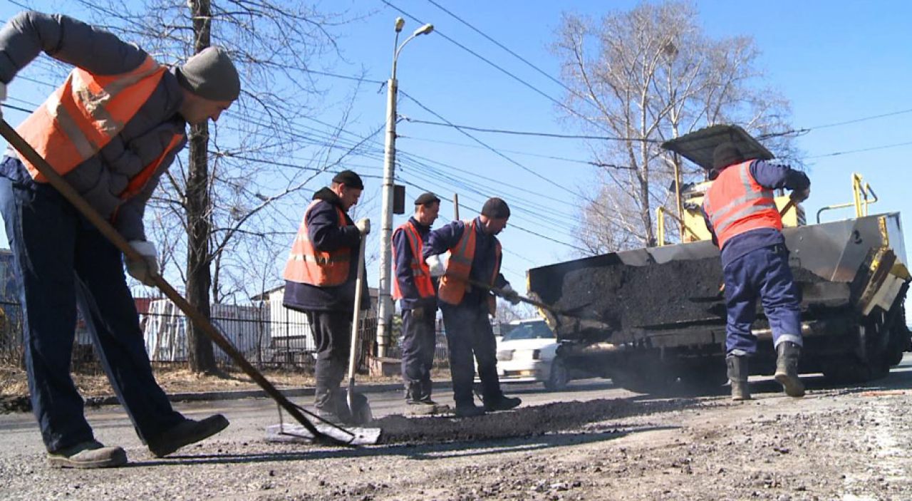 Двадцать тонн асфальта: в Хабаровске стартовал сезон дорожных работ