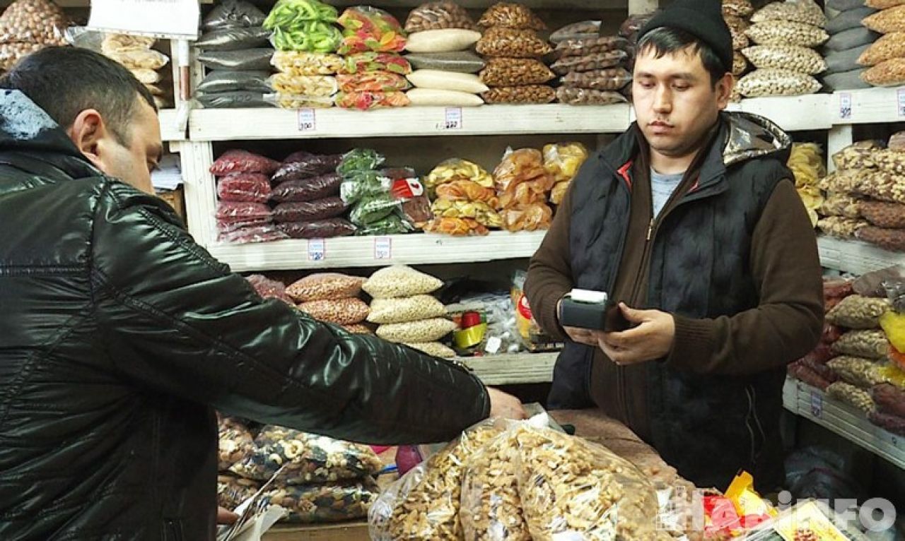 Выйдут из тени: налоговая проверяет онлайн-кассы на хабаровских рынках