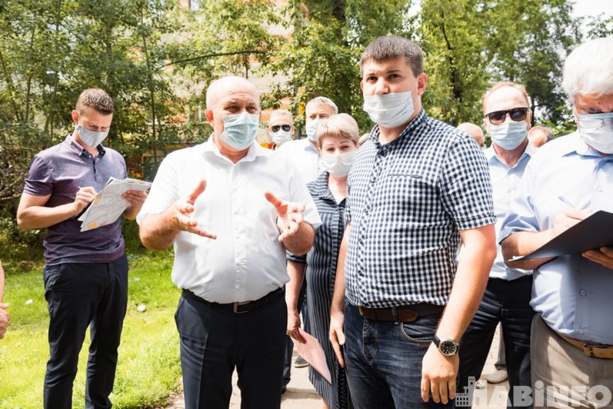 Трава по колено, дороги в ямах и разбитые остановки. О чём спрашивали горожане мэра