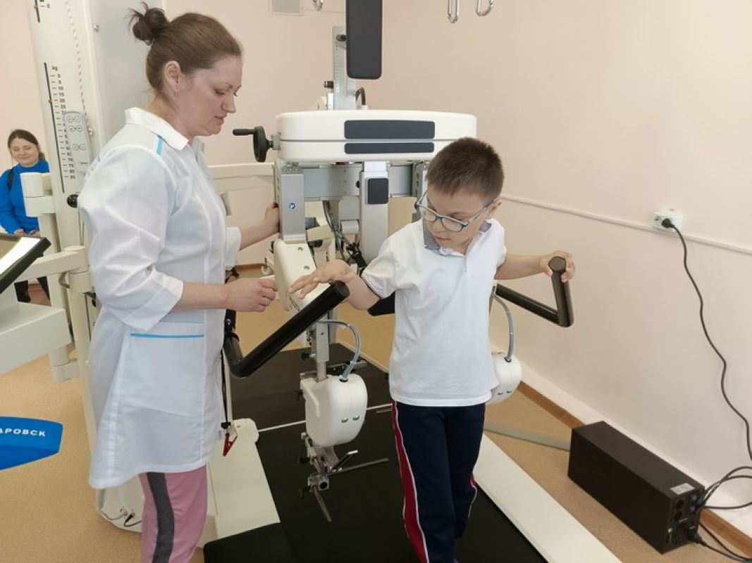 Робот-тренажёр детей с нарушениями учит ходить
