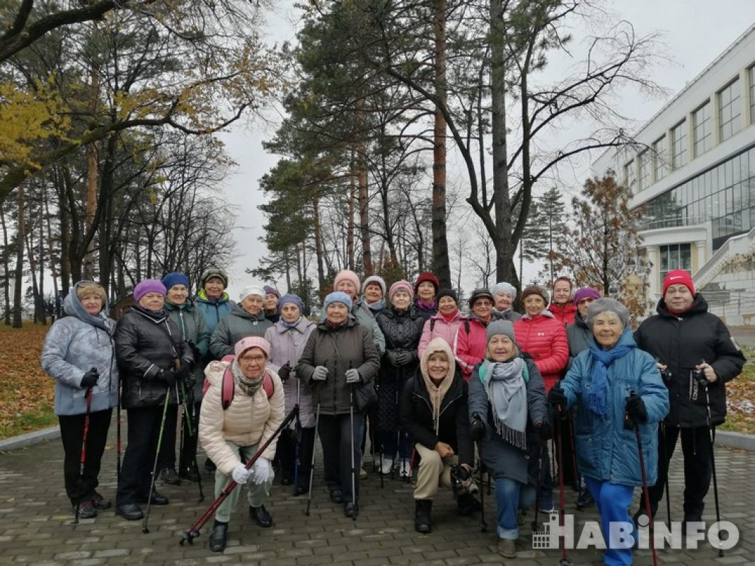 С палками, а не с палочкой: хабаровские пенсионеры занялись скандинавской ходьбой