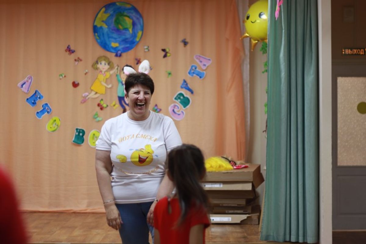 «Злой самурай», «коктейль радости», «подозревашки» - хабаровчане освоили новые техники йоги смеха